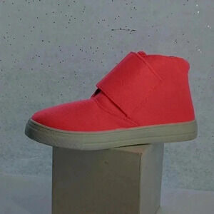 Qupid sneaker brand new with out box